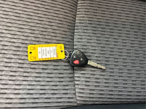 Used 2016 Toyota 4Runner SR5 AWD/4WD image 38