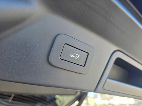 New 2026 Land Rover Range Rover Velar Dynamic SE image 18