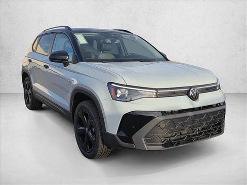 New 2026 Volkswagen Taos SE image 7