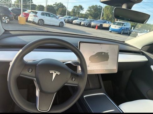 Used 2022 Tesla Model Y Long Range AWD/4WD image 12