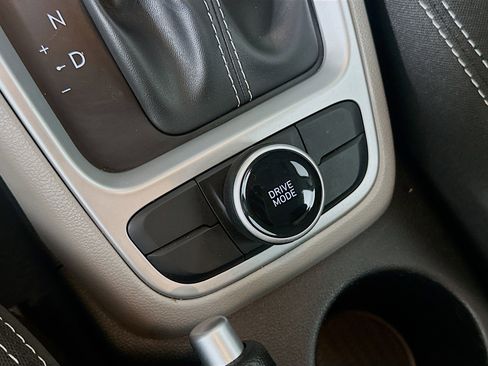 Used 2025 Hyundai Venue SEL FWD image 24