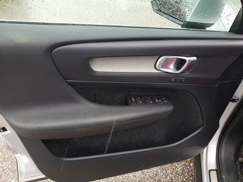 Used 2019 Volvo XC40 T4 Inscription image 12