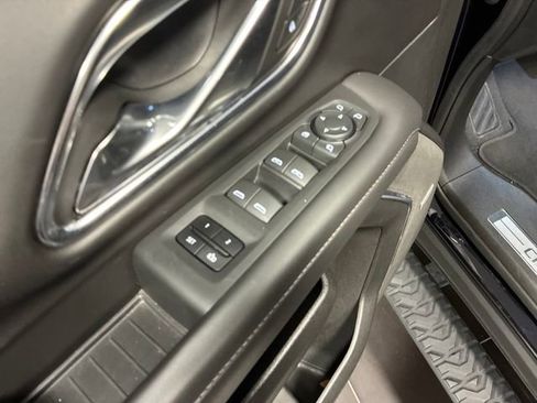 Used 2023 Chevrolet Tahoe Z71 w/ Luxury Package AWD/4WD image 11