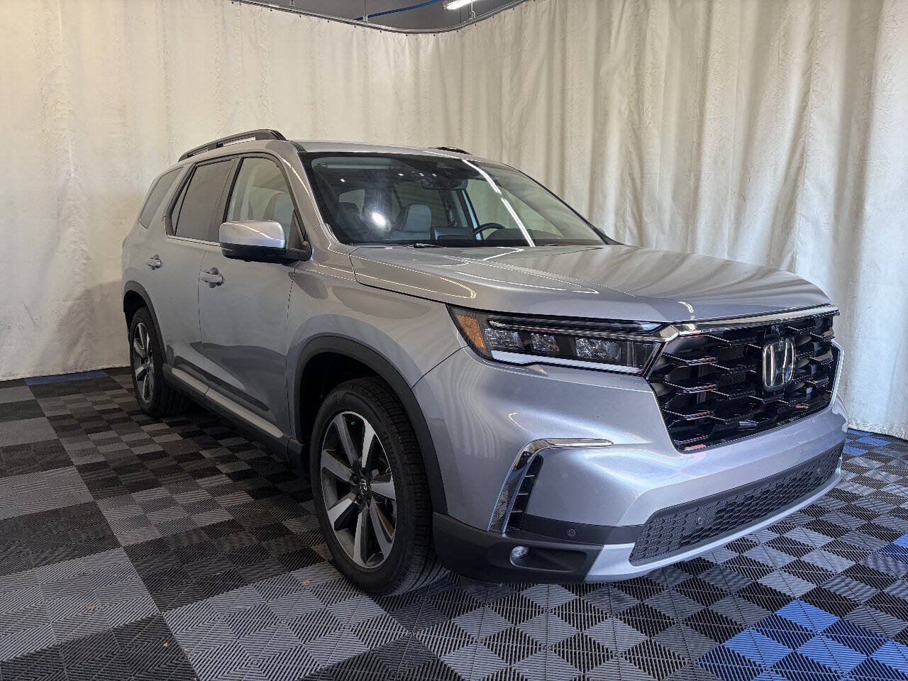 Used 2025 Honda Pilot Elite image 3