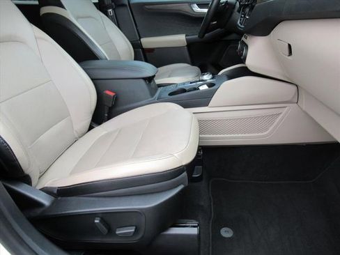 Used 2020 Ford Escape Titanium image 9