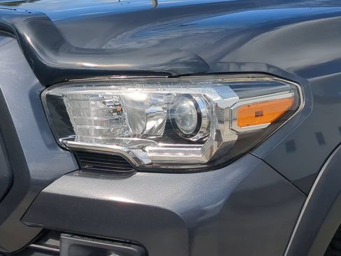 Used 2019 Toyota Tacoma TRD Off-Road AWD/4WD image 7