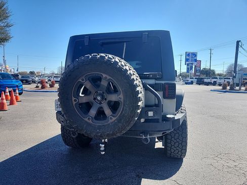 Used 2017 Jeep Wrangler Unlimited Rubicon w/ Connectivity Group image 4