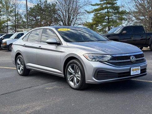 Used 2024 Volkswagen Jetta SE w/ Panoramic Sunroof Package image 2