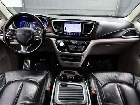 Used 2019 Chrysler Pacifica Touring-L Plus image 19