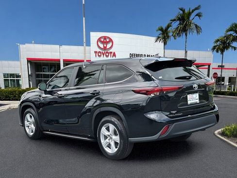 Certified 2024 Toyota Highlander LE FWD image 3