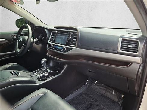 Used 2019 Toyota Highlander XLE AWD/4WD image 22