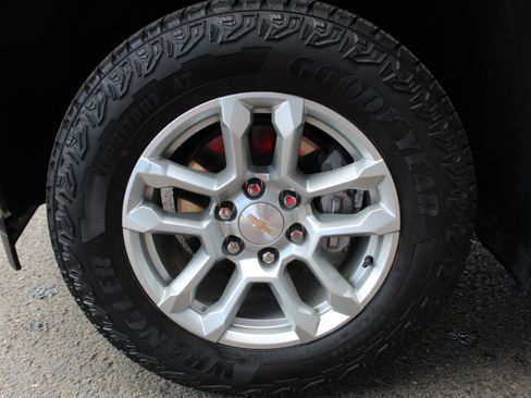 Used 2024 Chevrolet Silverado 1500 LT w/ Z71 Off-Road Package AWD/4WD image 9