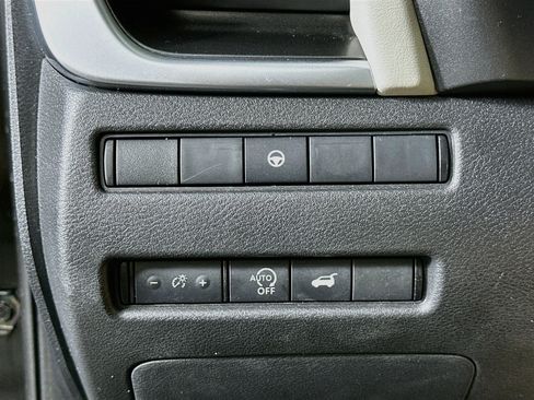 Used 2025 Nissan Rogue SV FWD image 17