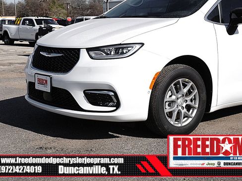 New 2026 Chrysler Pacifica Select image 41