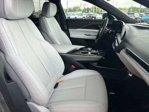 Used 2024 Cadillac Lyriq Luxury AWD/4WD image 15