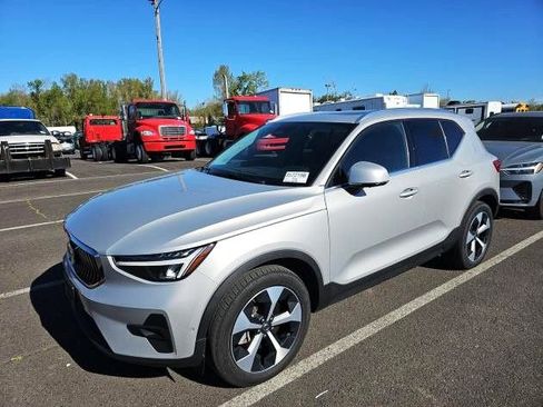 Used 2025 Volvo XC40 B5 Plus AWD/4WD image 3