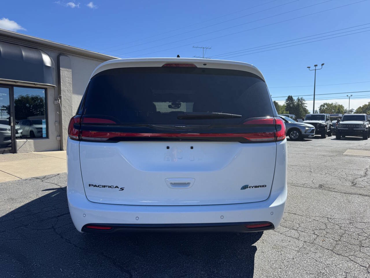Used 2023 Chrysler Pacifica Limited w/ Uconnect Theater Family Group FWD image 4