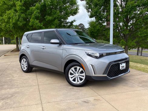 Used 2025 Kia Soul LX FWD image 1