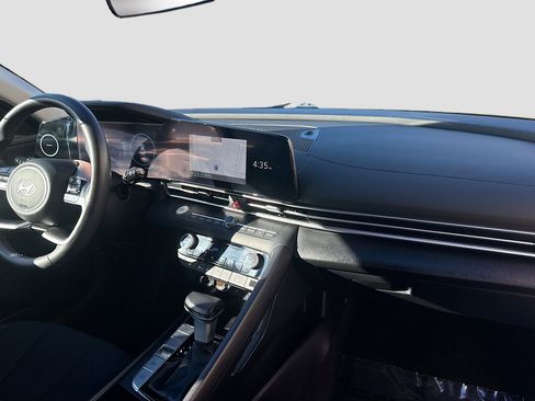 Used 2025 Hyundai Elantra SEL image 32