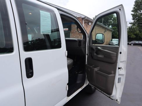 Used 2007 Chevrolet Express 3500 Extended Passenger RWD image 10