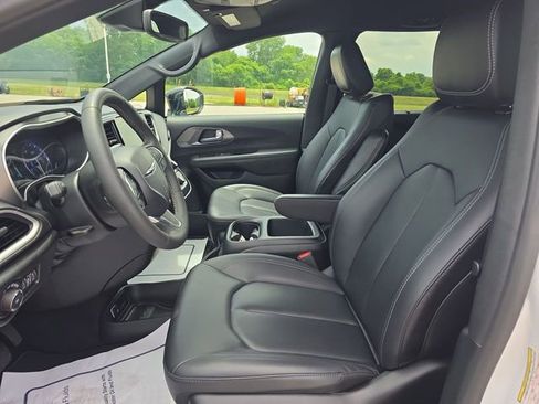 Used 2025 Chrysler Pacifica Select FWD image 18