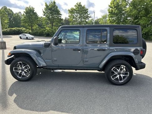 Used 2024 Jeep Wrangler Unlimited w/ Convenience Group AWD/4WD image 2