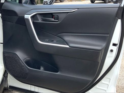 Used 2019 Toyota RAV4 LE FWD image 22