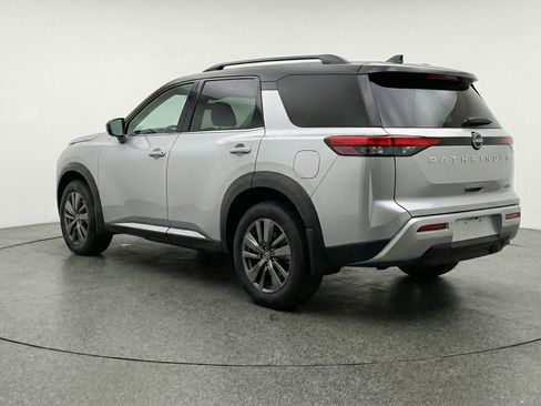 Used 2025 Nissan Pathfinder SV image 6