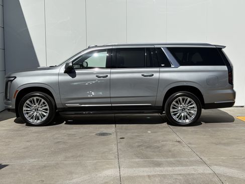 Certified 2025 Cadillac Escalade ESV Premium Luxury AWD/4WD image 4