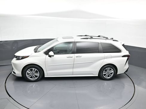 Used 2024 Toyota Sienna XLE w/ XLE Plus Package AWD/4WD image 43