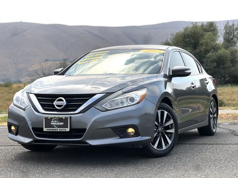 Used 2017 Nissan Altima 2.5 SL w/ Moonroof Package image 5