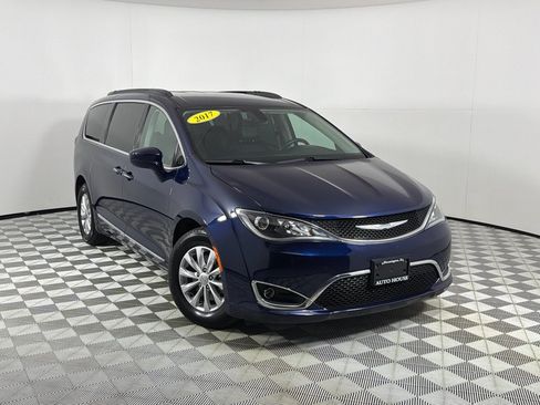 Used 2017 Chrysler Pacifica Touring-L FWD image 2