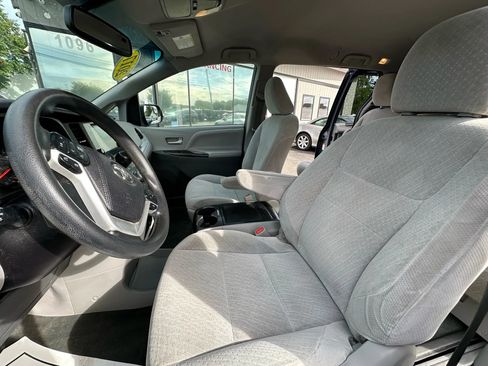 Used 2017 Toyota Sienna LE image 18