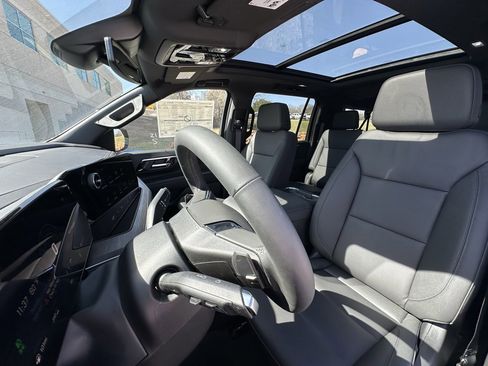 New 2026 Chevrolet Suburban Z71 w/ Comfort Package image 16