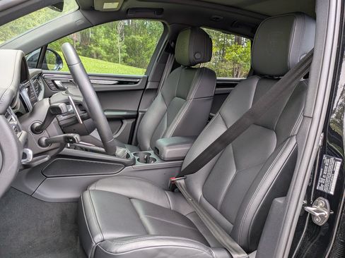 Certified 2026 Porsche Macan AWD/4WD image 5
