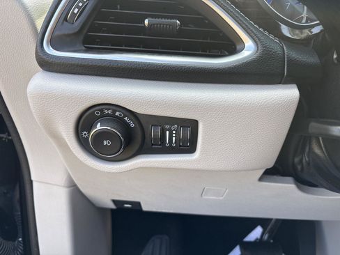 Used 2024 Chrysler Pacifica Limited FWD image 21
