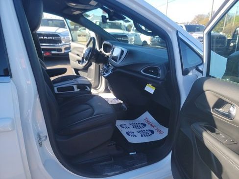 New 2025 Chrysler Pacifica Select image 27