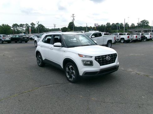Used 2025 Hyundai Venue SEL FWD image 4