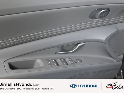Certified 2025 Hyundai Elantra SEL image 17