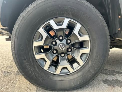 Used 2018 Toyota Tacoma TRD Off-Road image 27