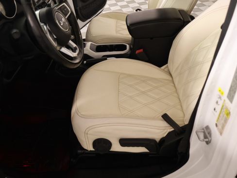 Used 2019 Jeep Wrangler Unlimited Sahara AWD/4WD image 12