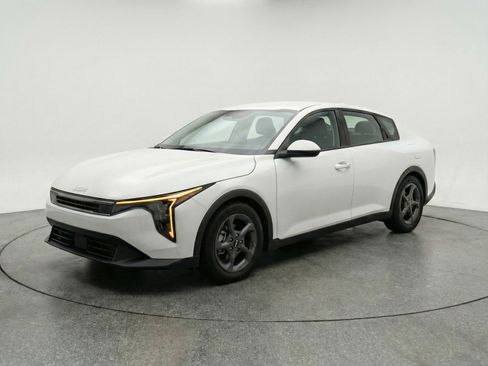 Used 2025 Kia K4 LXS image 3