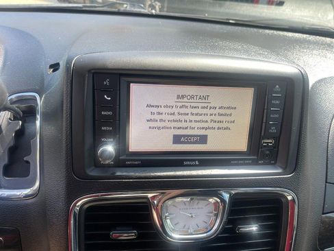 Used 2016 Chrysler Town & Country Touring-L image 30