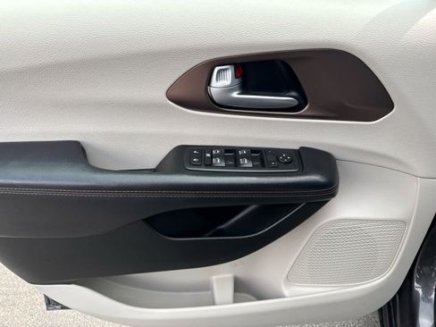 Used 2018 Chrysler Pacifica Touring-L Plus FWD image 10