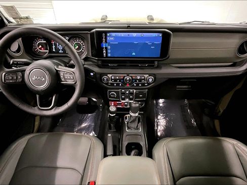 Used 2025 Jeep Gladiator Mojave AWD/4WD image 17
