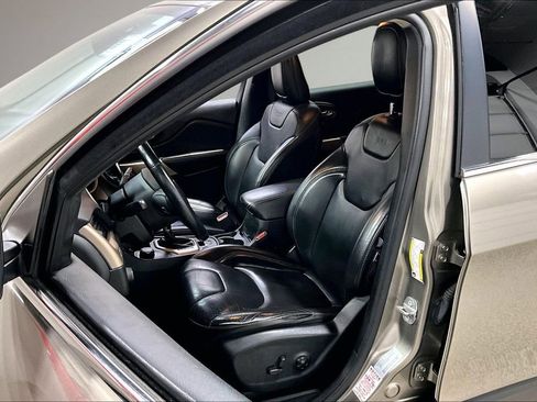 Used 2017 Jeep Cherokee Limited image 21