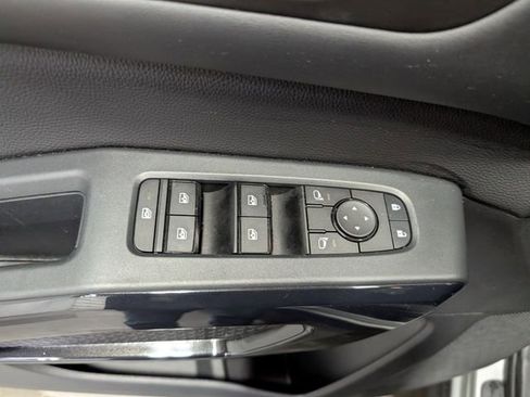 Used 2025 Nissan Pathfinder SV image 14