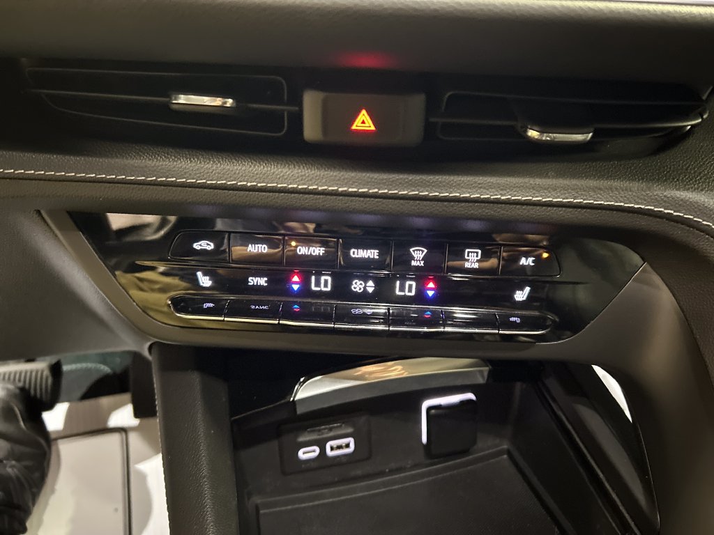 Used 2021 Buick Envision Essence w/ Technology Package I FWD image 17