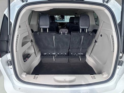 Used 2022 Chrysler Pacifica Touring-L FWD image 10
