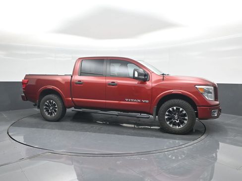 Used 2018 Nissan Titan PRO-4X w/ Pro-4x Convenience Package AWD/4WD image 11